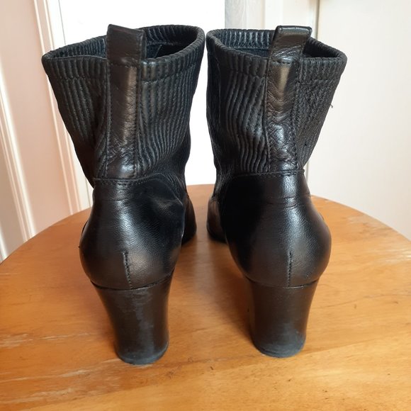 Black ankle boots in Italian leather - Picture 4 of 9